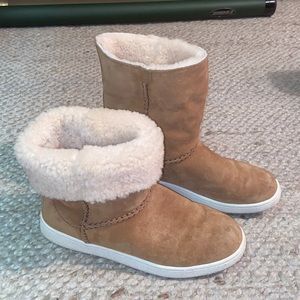 UGG Mika Classic Sneaker snow boots